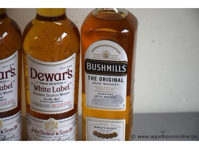 4 flessen à 70cl whiskey, 2x dewar's, bushmill en tullamore 40% - afbeelding 3 van  3