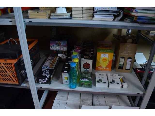4 flessen bio wijn, 3l quint witte wijn, 3l quint rode wijn, 3l quint rose wijn, 10 pvc drinkflessen, partij drinkspellen (6 wheel of shots, 9 dice shot game), 4 poker sets, 1 dobbelspel, plank met 6 shot glaasjes, 2 doosjes met 6 gin stones, zester rasp - afbeelding 1 van  8