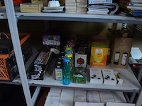 4 flessen bio wijn, 3l quint witte wijn, 3l quint rode wijn, 3l quint rose wijn, 10 pvc drinkflessen, partij drinkspellen (6 wheel of shots, 9 dice shot game), 4 poker sets, 1 dobbelspel, plank met 6 shot glaasjes, 2 doosjes met 6 gin stones, zester rasp - afbeelding 1 van  8