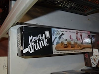 4 flessen bio wijn, 3l quint witte wijn, 3l quint rode wijn, 3l quint rose wijn, 10 pvc drinkflessen, partij drinkspellen (6 wheel of shots, 9 dice shot game), 4 poker sets, 1 dobbelspel, plank met 6 shot glaasjes, 2 doosjes met 6 gin stones, zester rasp - afbeelding 3 van  8