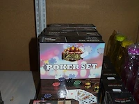 4 flessen bio wijn, 3l quint witte wijn, 3l quint rode wijn, 3l quint rose wijn, 10 pvc drinkflessen, partij drinkspellen (6 wheel of shots, 9 dice shot game), 4 poker sets, 1 dobbelspel, plank met 6 shot glaasjes, 2 doosjes met 6 gin stones, zester rasp - afbeelding 4 van  8