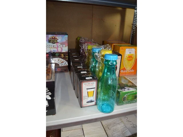 4 flessen bio wijn, 3l quint witte wijn, 3l quint rode wijn, 3l quint rose wijn, 10 pvc drinkflessen, partij drinkspellen (6 wheel of shots, 9 dice shot game), 4 poker sets, 1 dobbelspel, plank met 6 shot glaasjes, 2 doosjes met 6 gin stones, zester rasp - afbeelding 5 van  8