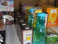 4 flessen bio wijn, 3l quint witte wijn, 3l quint rode wijn, 3l quint rose wijn, 10 pvc drinkflessen, partij drinkspellen (6 wheel of shots, 9 dice shot game), 4 poker sets, 1 dobbelspel, plank met 6 shot glaasjes, 2 doosjes met 6 gin stones, zester rasp - afbeelding 5 van  8