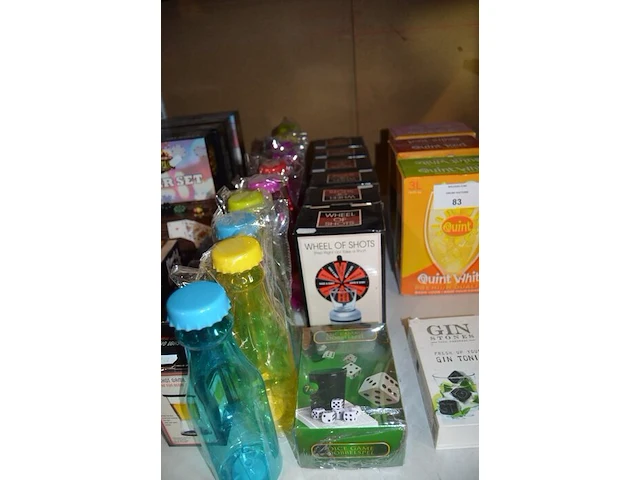 4 flessen bio wijn, 3l quint witte wijn, 3l quint rode wijn, 3l quint rose wijn, 10 pvc drinkflessen, partij drinkspellen (6 wheel of shots, 9 dice shot game), 4 poker sets, 1 dobbelspel, plank met 6 shot glaasjes, 2 doosjes met 6 gin stones, zester rasp - afbeelding 6 van  8