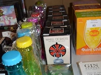 4 flessen bio wijn, 3l quint witte wijn, 3l quint rode wijn, 3l quint rose wijn, 10 pvc drinkflessen, partij drinkspellen (6 wheel of shots, 9 dice shot game), 4 poker sets, 1 dobbelspel, plank met 6 shot glaasjes, 2 doosjes met 6 gin stones, zester rasp - afbeelding 6 van  8