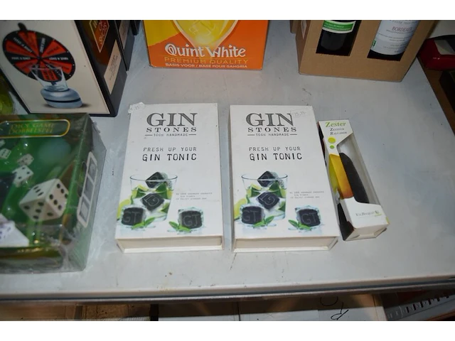 4 flessen bio wijn, 3l quint witte wijn, 3l quint rode wijn, 3l quint rose wijn, 10 pvc drinkflessen, partij drinkspellen (6 wheel of shots, 9 dice shot game), 4 poker sets, 1 dobbelspel, plank met 6 shot glaasjes, 2 doosjes met 6 gin stones, zester rasp - afbeelding 7 van  8