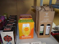 4 flessen bio wijn, 3l quint witte wijn, 3l quint rode wijn, 3l quint rose wijn, 10 pvc drinkflessen, partij drinkspellen (6 wheel of shots, 9 dice shot game), 4 poker sets, 1 dobbelspel, plank met 6 shot glaasjes, 2 doosjes met 6 gin stones, zester rasp - afbeelding 8 van  8