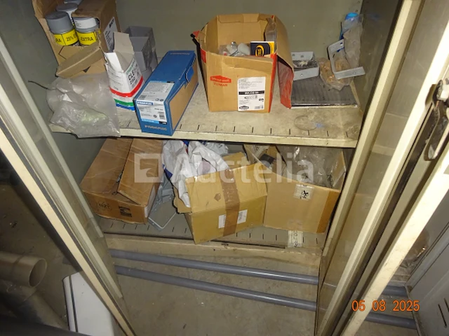 4 garderobekasten, grijs en hun inhoud, 1 metalen kast grijs en de inhoud - afbeelding 1 van  10