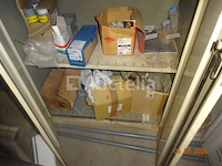 4 garderobekasten, grijs en hun inhoud, 1 metalen kast grijs en de inhoud - afbeelding 1 van  10