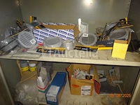4 garderobekasten, grijs en hun inhoud, 1 metalen kast grijs en de inhoud - afbeelding 3 van  10