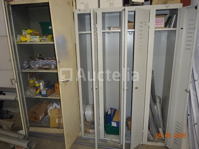4 garderobekasten, grijs en hun inhoud, 1 metalen kast grijs en de inhoud - afbeelding 4 van  10