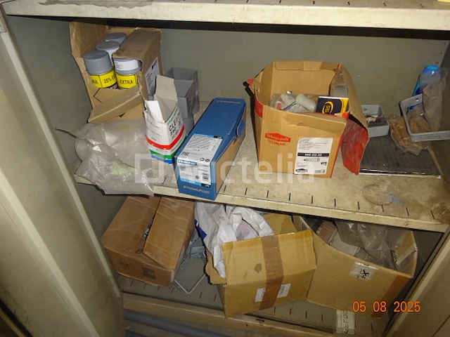 4 garderobekasten, grijs en hun inhoud, 1 metalen kast grijs en de inhoud - afbeelding 5 van  10
