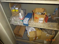 4 garderobekasten, grijs en hun inhoud, 1 metalen kast grijs en de inhoud - afbeelding 5 van  10