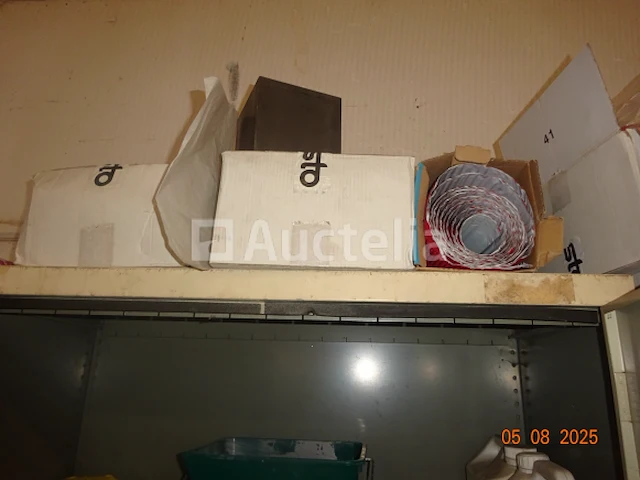 4 garderobekasten, grijs en hun inhoud, 1 metalen kast grijs en de inhoud - afbeelding 6 van  10