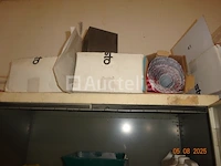 4 garderobekasten, grijs en hun inhoud, 1 metalen kast grijs en de inhoud - afbeelding 6 van  10