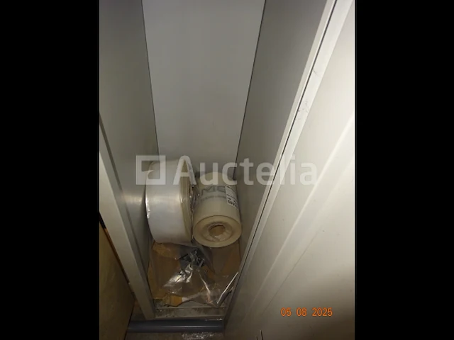 4 garderobekasten, grijs en hun inhoud, 1 metalen kast grijs en de inhoud - afbeelding 7 van  10