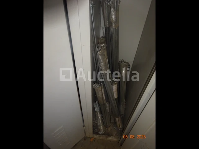 4 garderobekasten, grijs en hun inhoud, 1 metalen kast grijs en de inhoud - afbeelding 10 van  10