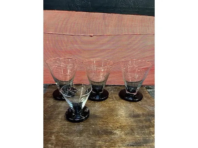 4 glazen met zwarte voet vintage - afbeelding 1 van  1