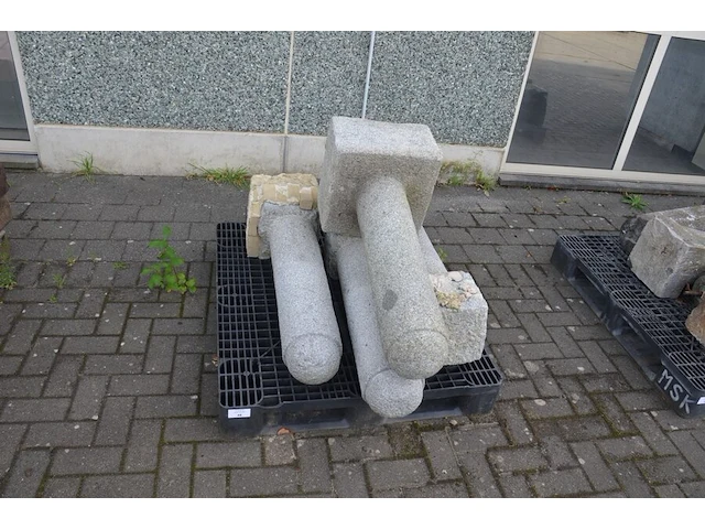 4 granieten palen ca. 1 m (zonder pvc pallet) - afbeelding 1 van  4