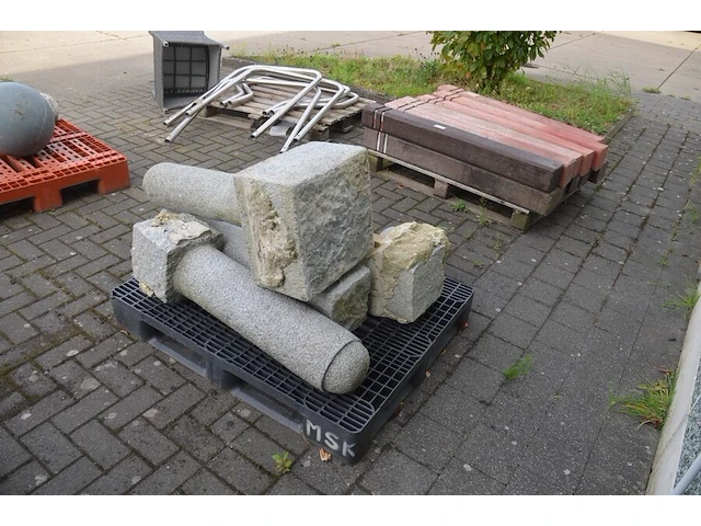 4 granieten palen ca. 1 m (zonder pvc pallet) - afbeelding 3 van  4