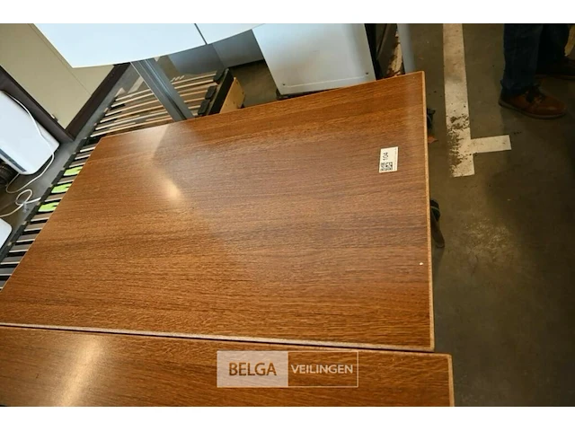 4 grote houten tafels en 1 kleine tafel - afbeelding 1 van  3