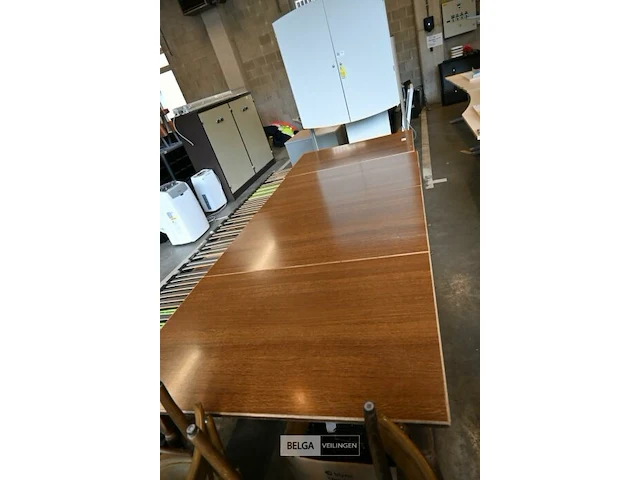 4 grote houten tafels en 1 kleine tafel - afbeelding 2 van  3