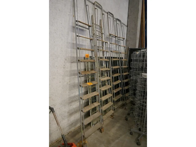 4 hoge metalen trapladders - afbeelding 1 van  3