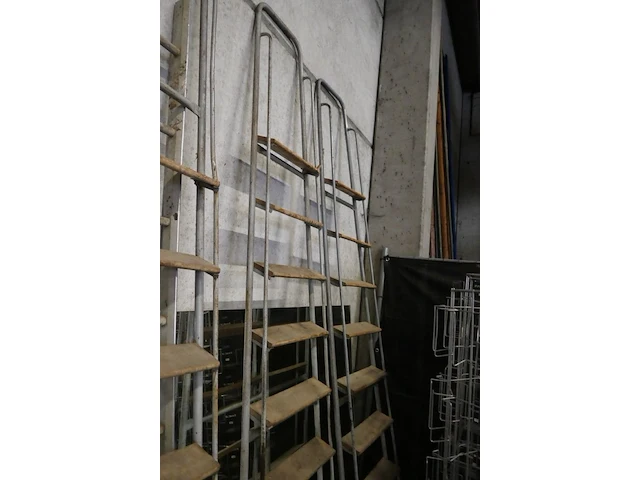 4 hoge metalen trapladders - afbeelding 2 van  3