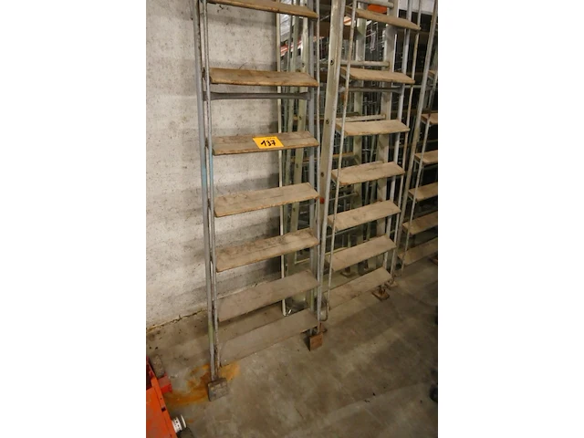 4 hoge metalen trapladders - afbeelding 3 van  3