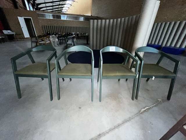 4 houten stoelen - afbeelding 1 van  5