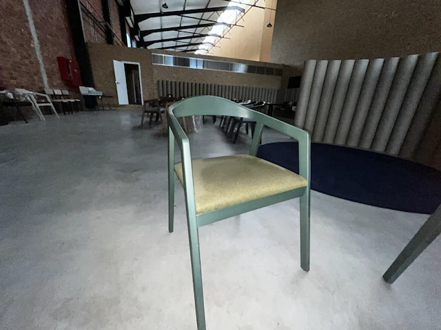 4 houten stoelen - afbeelding 2 van  5