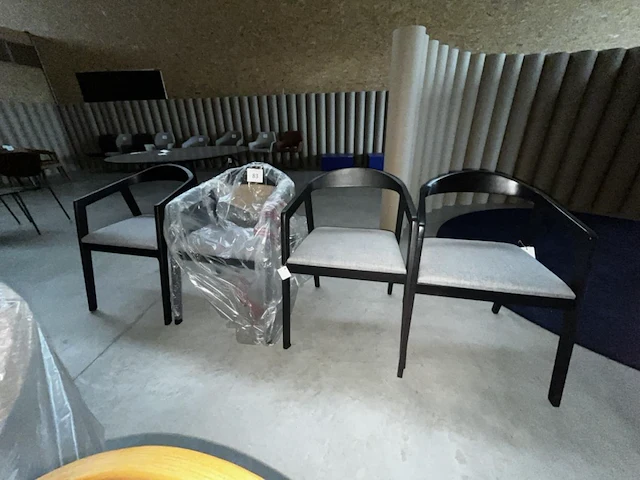 4 houten stoelen - afbeelding 1 van  5