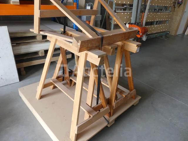 4 houten werkplaatsschragen - afbeelding 1 van  4