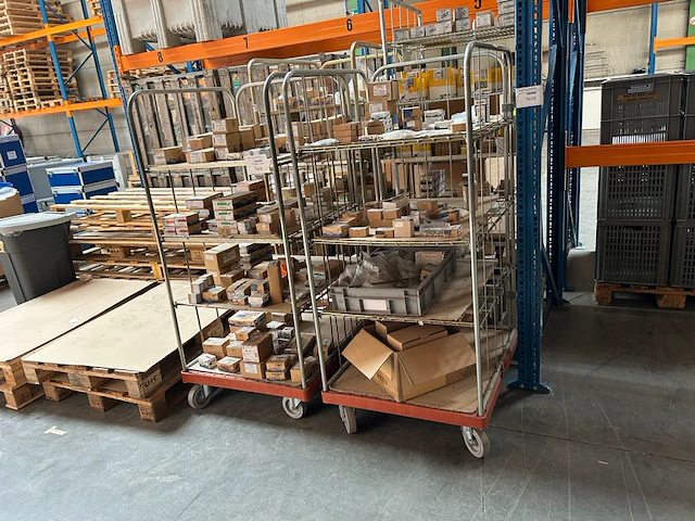 4 karren met inhoud - afbeelding 1 van  7