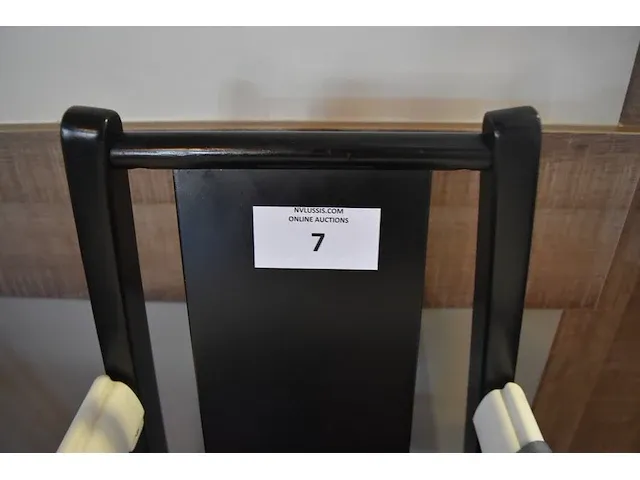 4 kinderstoeltjes, ronde wandklok, reclamepaneel (7) - afbeelding 2 van  8