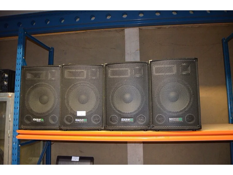 Klankboxen, versterker, mixpaneel, computerkassa, vaatwasmachine