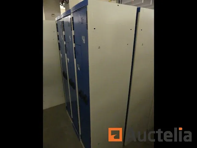 4 kleedkamers met support bank - afbeelding 1 van  5
