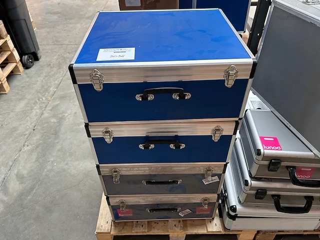 4 koffers - afbeelding 1 van  3