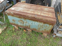 4 metalen kisten met inhoud