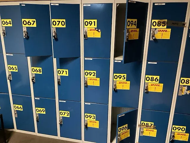 4 metalen lockerkasten voorzien van 6 deuren - afbeelding 2 van  2