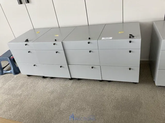 4 metalen verrijdbare ladekasten - afbeelding 1 van  5