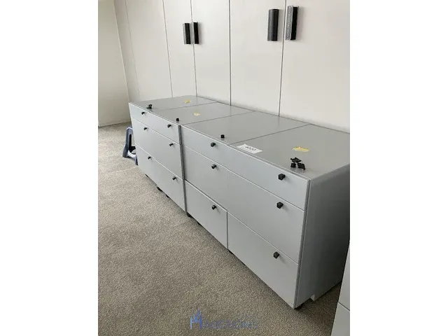 4 metalen verrijdbare ladekasten - afbeelding 2 van  5