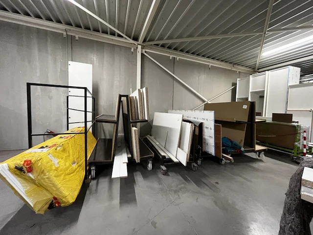4 meubekarren met inhoud - afbeelding 1 van  7