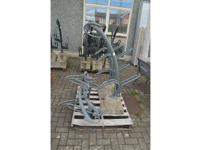 4 moderne grijs metalen fietsenrekken - afbeelding 1 van  3