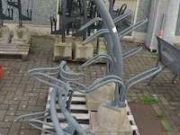 4 moderne grijs metalen fietsenrekken - afbeelding 1 van  3