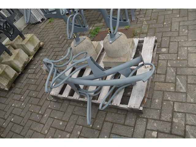 4 moderne grijs metalen fietsenrekken - afbeelding 2 van  3