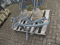 4 moderne grijs metalen fietsenrekken - afbeelding 2 van  3