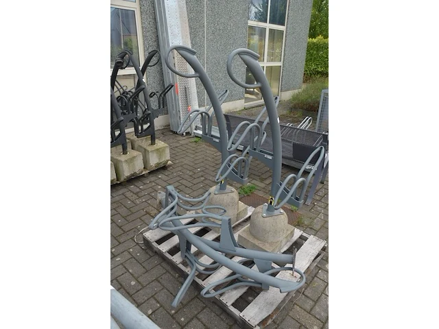 4 moderne grijs metalen fietsenrekken - afbeelding 3 van  3