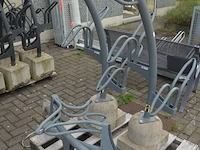 4 moderne grijs metalen fietsenrekken - afbeelding 3 van  3