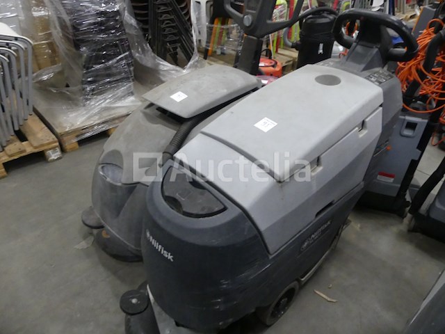 4 nilfisk reinigingsmachines - afbeelding 1 van  9